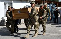 جنود يحملون نعشاً لجثمان جندي من قرغيزستان