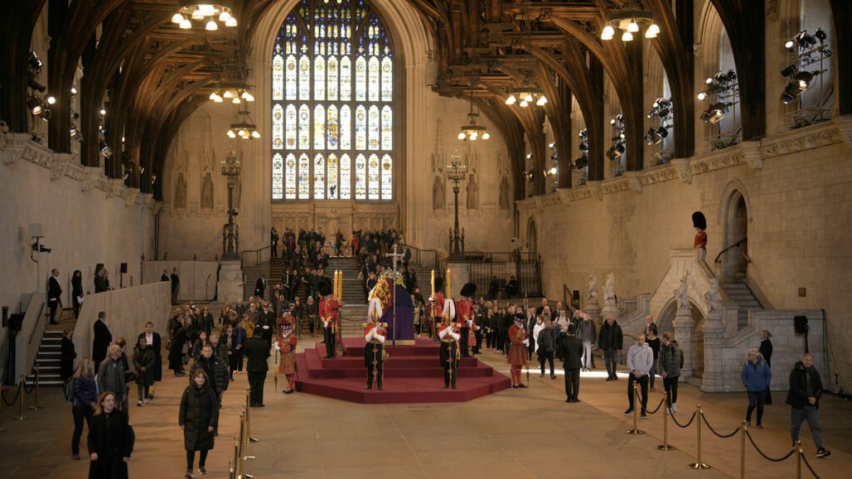Der Sarg mit der verstorbenen Königin Elisabeth II. in der Westminster Hall