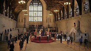 Der Sarg mit der verstorbenen Königin Elisabeth II. in der Westminster Hall