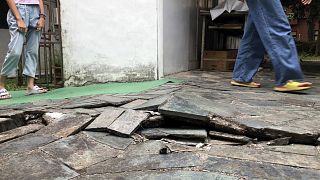 Землетрясение повредило дома и дороги