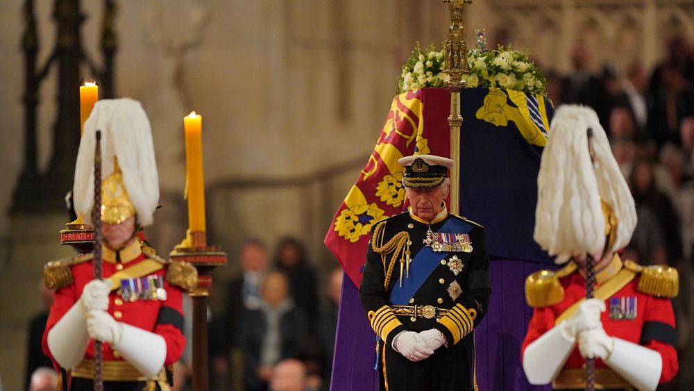 Vidéo : Roi Charles III.  achève les derniers préparatifs des funérailles de la reine en présence de dirigeants mondiaux