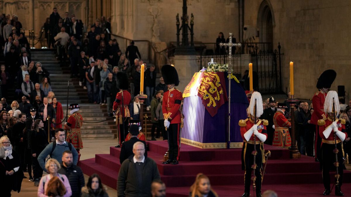 II. Erzsébet szeptember 19-i temetését a történelmi gyászszertartások között emlegetik