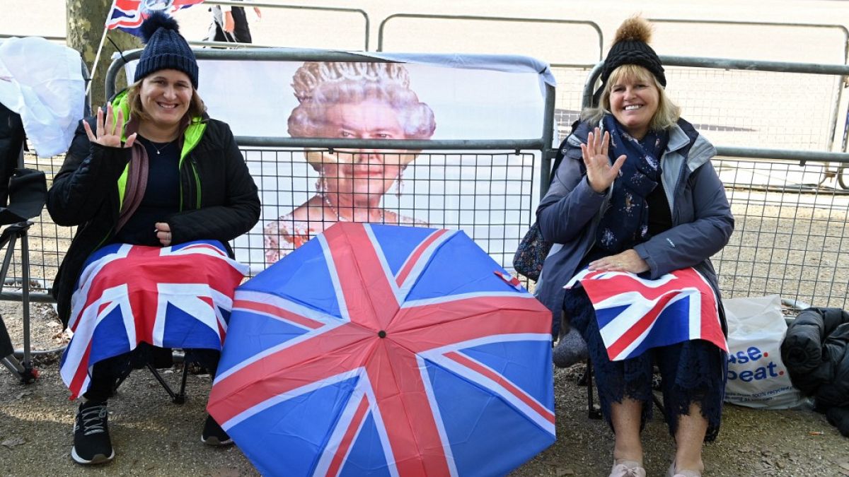 Die Menschen in London haben sich bereits an den Straßenrand gestellt, um am Montag bei der Prozession mit dem Sarg der Königin dabei sein zu können.