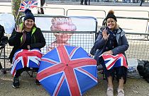 Die Menschen in London haben sich bereits an den Straßenrand gestellt, um am Montag bei der Prozession mit dem Sarg der Königin dabei sein zu können.