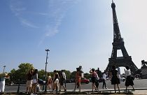 Des touristes se dirigent vers la Tour Eiffel, mercredi 31 août 2022 à Paris.