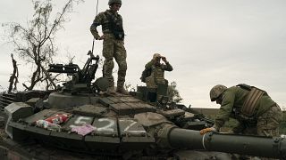Украинские поисковики осматривают брошенный российский танк
