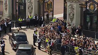 موكب الملك تشارلز أمام بوابة قصر باكنغهام في لندن.