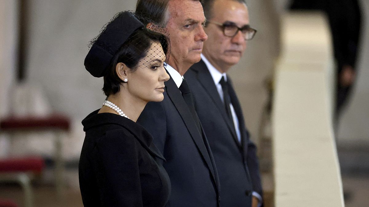 الرئيس البرازيلي جائير بولسونارو وزوجته ميشيل يقدمان الاحترام للملكة إليزابيث الثانية في قاعة وستمنستر بلندن.