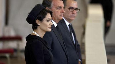 الرئيس البرازيلي جائير بولسونارو وزوجته ميشيل يقدمان الاحترام للملكة إليزابيث الثانية في قاعة وستمنستر بلندن.