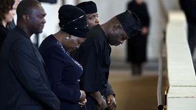 Würdenträger, Präsidenten, Könige und Königinnen sind in die Westminster Hall gekommen, um der Queen die letzte Ehre zu erweisen. 