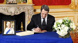Ο πρόεδρος Αναστασιάδης υπογράφει το βιβλίο συλλυπητηρίων για τη Βασίλισσα Ελισάβετ