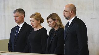 El embajador de Ucrania en el Reino Unido, Vadym Prystaiko, a la izquierda, y la Primera Dama de Ucrania, Olena Zelenska, segunda a la derecha en Westminster