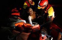 Un migrante es rescatado por miembros de la ONG española Open Arms durante una operación de rescate en el mar Mediterráneo a primera hora del domingo 18 de septiembre de 2022.