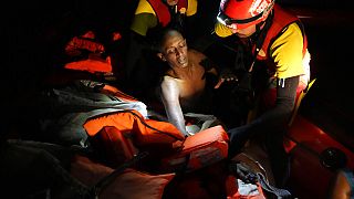 Un migrante es rescatado por miembros de la ONG española Open Arms durante una operación de rescate en el mar Mediterráneo a primera hora del domingo 18 de septiembre de 2022.