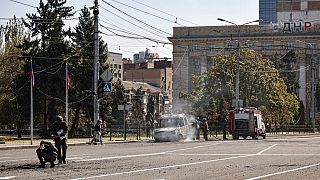 Investigadores trabajan en el lugar donde se quemó un vehículo tras un bombardeo en Donetsk, 17 de septiembre de 2022