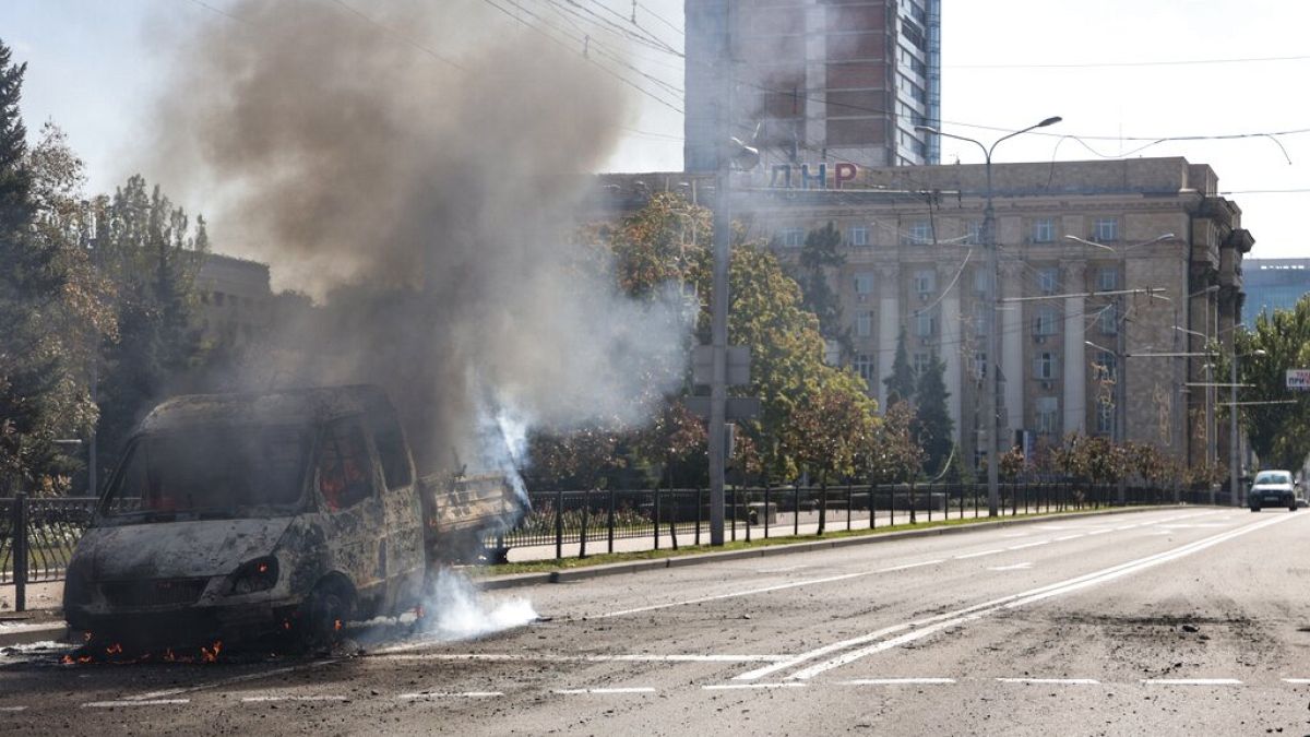 Viatura em chamas no centro de Donetsk, Ucrânia