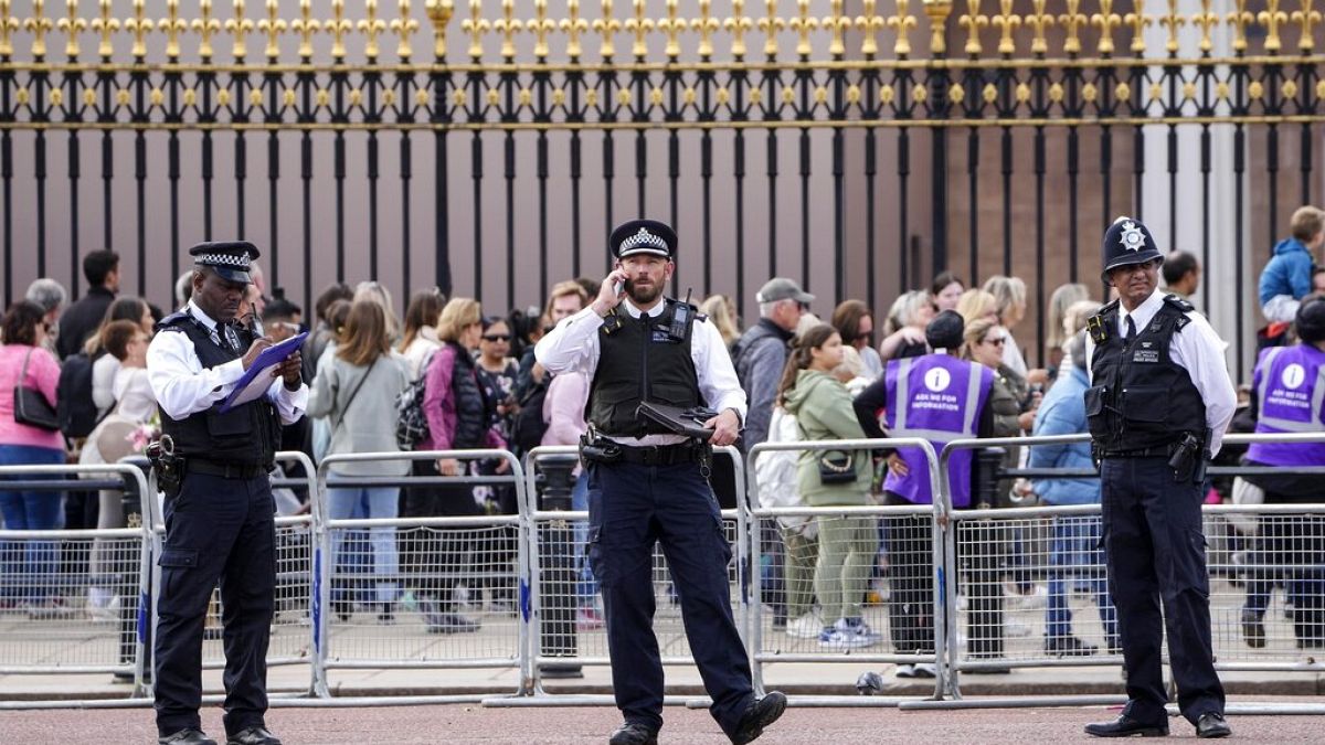 Policiers à l'extérieur du Palais de Buckingham - Londres, le 18/09/2022