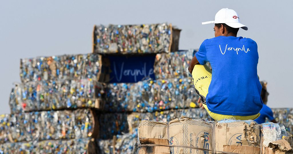 egyptian-environmental-group-builds-world-biggest-plastic-pyramid-or-africanews