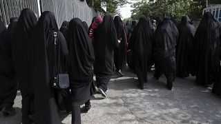 Teheráni nők a szabályoknak megfelelő ruhába öltözve / Képünk illusztráció