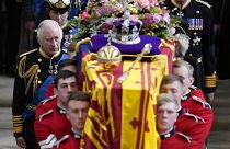 El rey Carlos III y los miembros de la familia real siguen detrás del féretro de la reina Isabel II