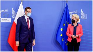 رئيسة المفوضية الأوروبية أورسولا فون دير لاين ترحب برئيس الوزراء البولندي ماتيوش مورافتسكي قبل اجتماع في مقر الاتحاد الأوروبي في بروكسل، 18 فبراير 2022.