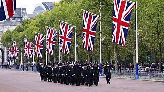 Agentes de policía caminan por The Mall, en el centro de Londres, el día del funeral de la reina Isabel II