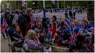 يخيم الناس في المركز التجاري عشية جنازة الملكة إليزابيث الثانية في لندن، إنكلترا، 18 سبتمبر، 2022.