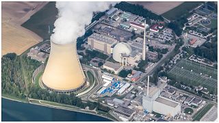 تدفق البخار من برج التبريد لمحطة إيسار 2 للطاقة النووية في إيسنباخ بألمانيا