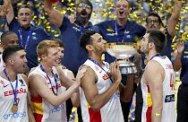 Los españoles Sebas Saiz, a la izquierda, y Juancho Hernangomez, a la derecha, besan el trofeo tras ganar la final del Eurobasket