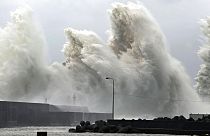 A tájfun korbácsolta hullámverés Kochi prefektúra partjainál