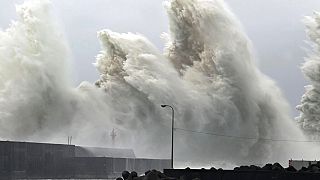 A tájfun korbácsolta hullámverés Kochi prefektúra partjainál