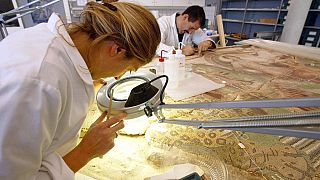 Mozaik üzerinde çalışan arkeologlar (arşiv)