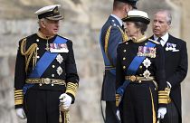 El rey Carlos III y la princesa Ana llegan al servicio de entierro de la Reina Isabel II, en la capilla de San Jorge, Windsor