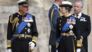 El rey Carlos III y la princesa Ana llegan al servicio de entierro de la Reina Isabel II, en la capilla de San Jorge, Windsor