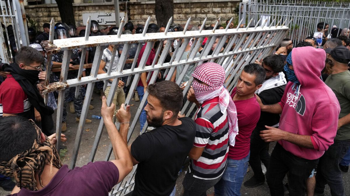 Varios manifestantes arrancan la valla del Palacio de Justicia de Líbano, en Beirut, este lunes. 