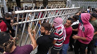 Varios manifestantes arrancan la valla del Palacio de Justicia de Líbano, en Beirut, este lunes.