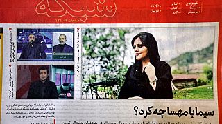 İran'da gözaltında ölen kadın için protestolar sonrası gazete sayfası