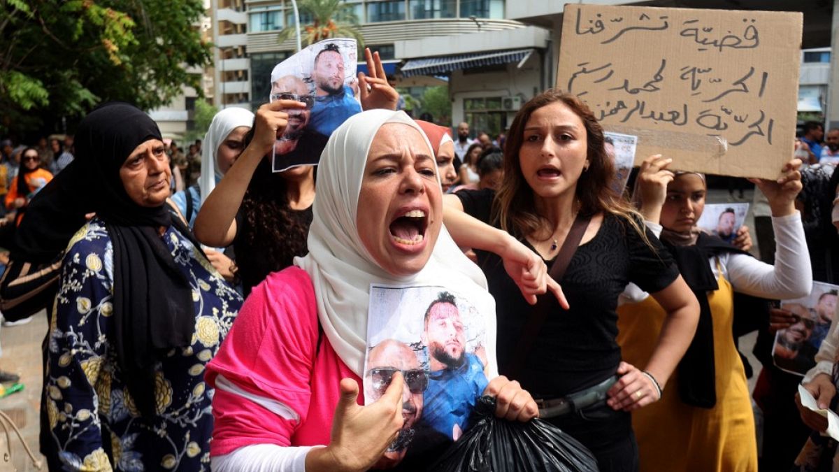 La sœur d'une personne arrêtée pour braquage de banque manifeste devant le Palais de justice de Beyrouth, au Liban, le lundi 19 septembre 2022.