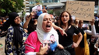 Teilnehmerin der Proteste in einem Beiruter Gerichtsgebäude