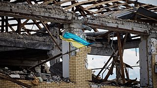 Украинский флаг в разрушенном здании в Купянске, Харьковская область
