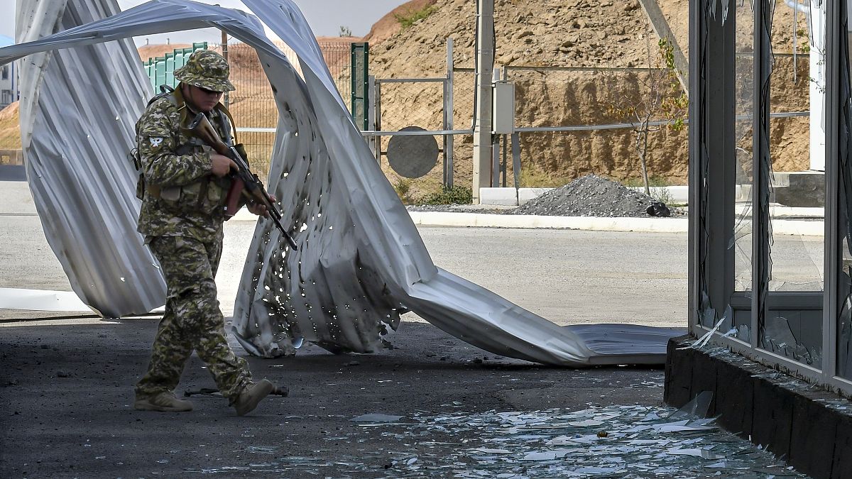 Киргизский военнослужащий на пограничном пункте после обстрела