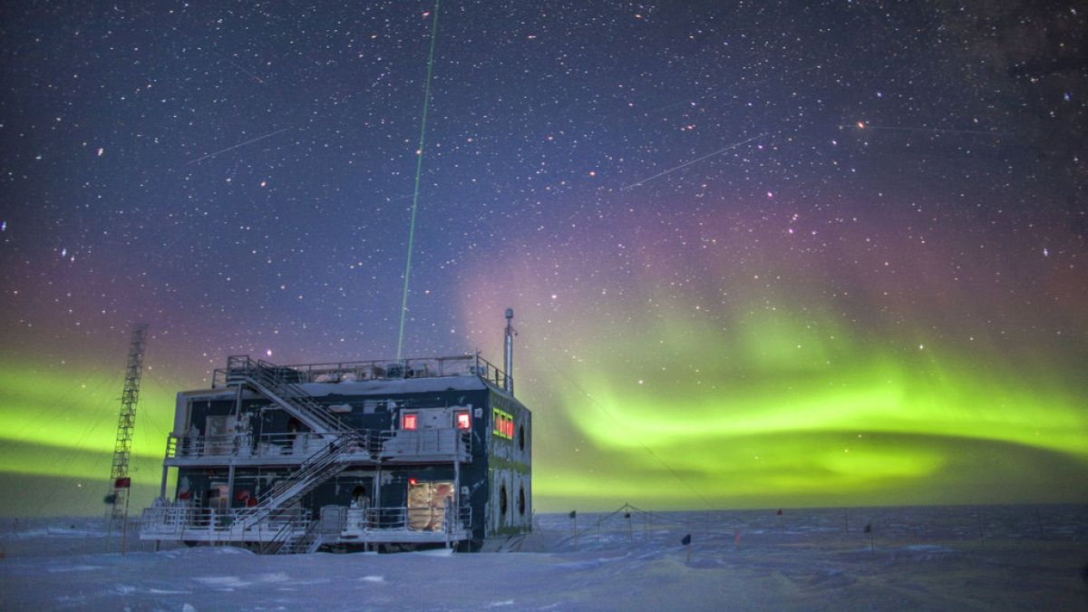 Die NOAA-Forschungsstation in der Nähe des South Pole Atmospheric Research Observatory in der Antarktis, mit Polarlichtern. Foto veröffentlicht im Jahr 2018