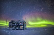 Die NOAA-Forschungsstation in der Nähe des South Pole Atmospheric Research Observatory in der Antarktis, mit Polarlichtern. Foto veröffentlicht im Jahr 2018