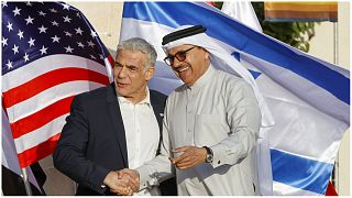 صورة من الارشيف-وزير الخارجية الإسرائيلي يائير لبيد يرحب بوزير الخارجية البحريني عبد اللطيف بن راشد الزياني عند وصوله لحضور قمة النقب