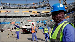 عمال يعملون في ملعب لوسيل، أحد ملاعب كأس العالم 2022، في لوسيل، قطر، 20 ديسمبر 2019