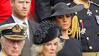 ملك بريطانيا تشارلز الثالث، كاميلا، الأمير هاري وميغان يشاهدون نعش الملكة إليزابيث الثانية في الجنازة في كنيسة وستمنستر بوسط لندن، الإثنين 19 سبتمبر 2022