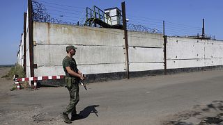 Orosz katona őrzi az olenyivkai börtönt a megszállt Kelet-Ukrajnában