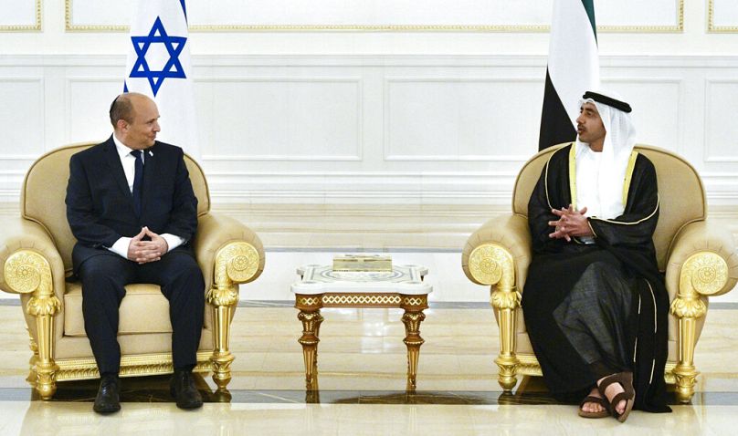 Naftali Bennett izraeli miniszterelnök és Abdullah bin Zayed Al Nahyan, Abu Dhabi, 2021
