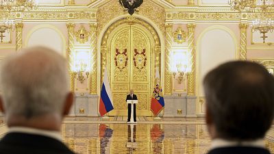 Президент РФ обращается к послам в Кремле