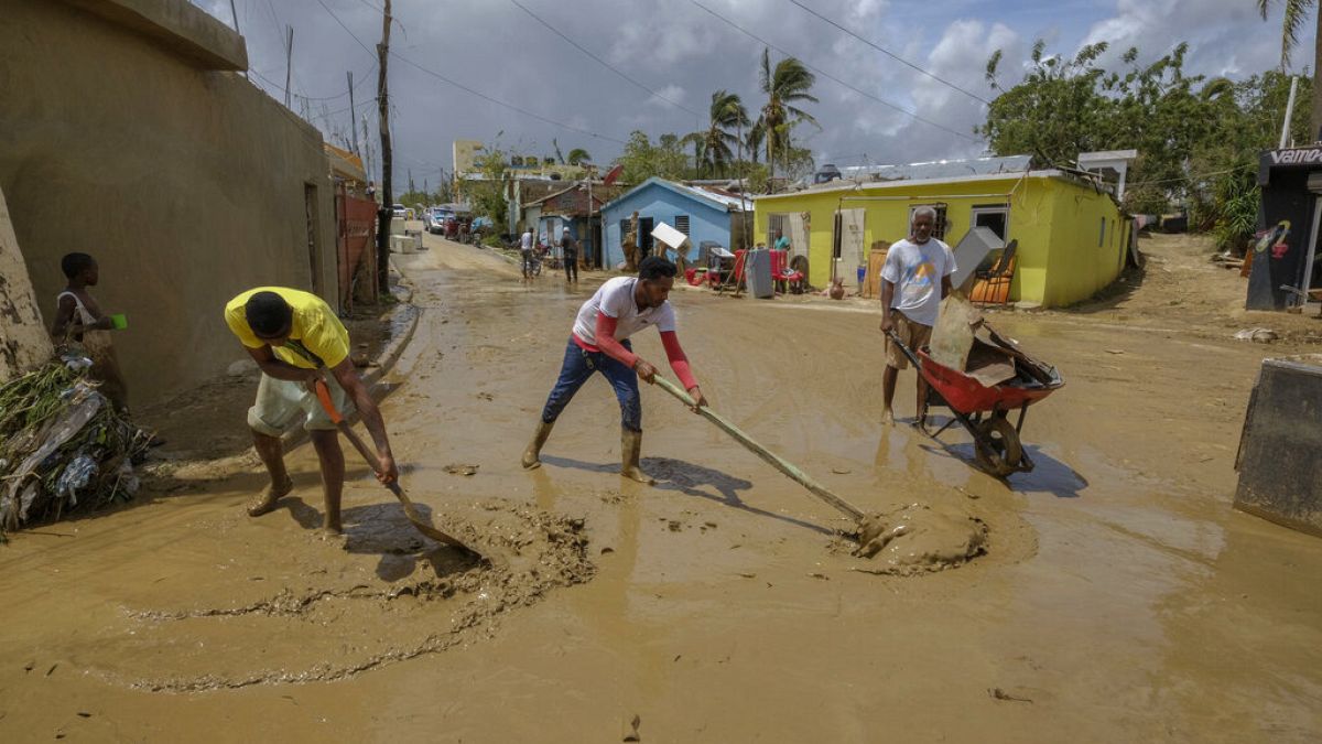 Menschen in Higuey in der Dominikanischen Republik bei Aufräumarbeiten